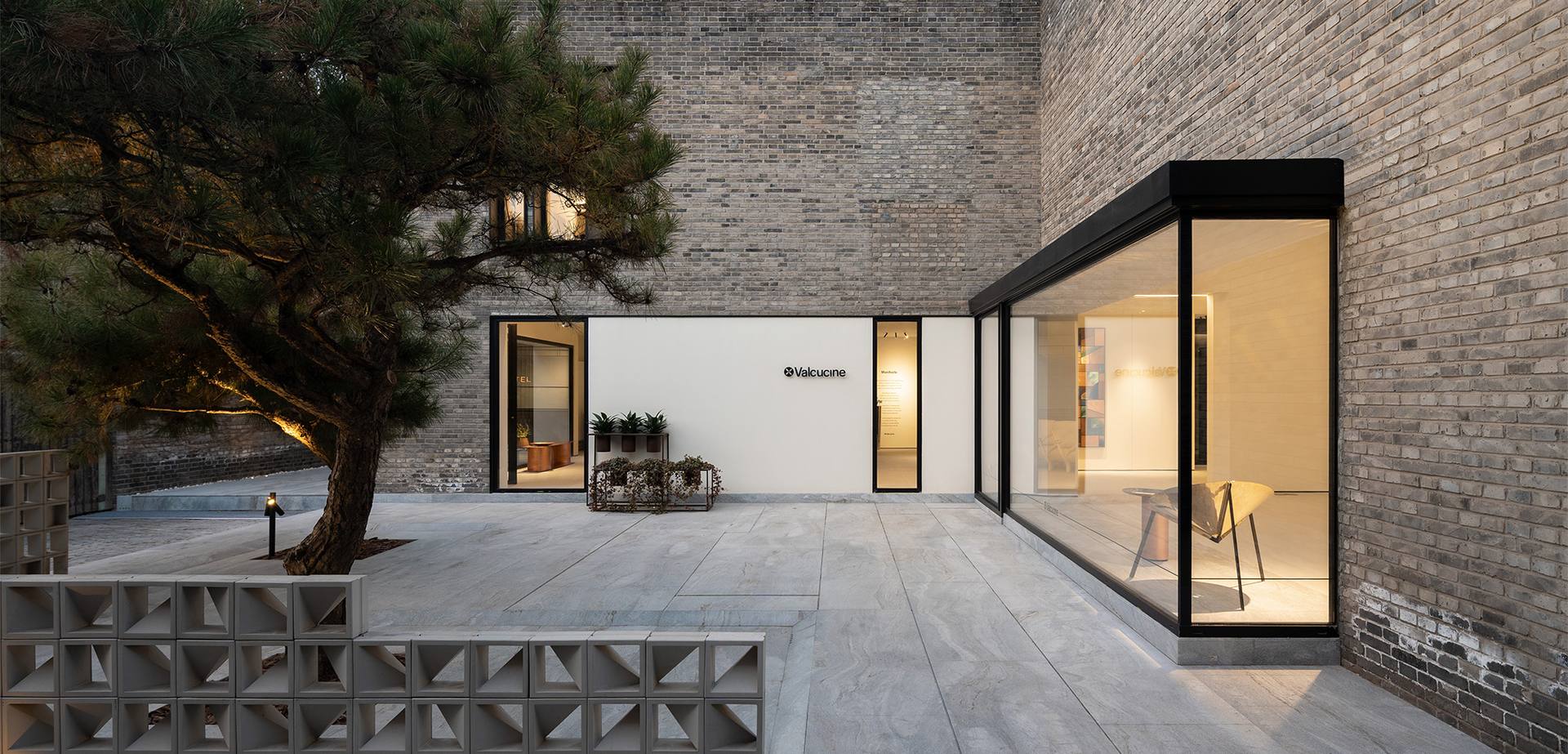 Valcucine Beijing 展厅灰砖院落入口，中央为品牌标识